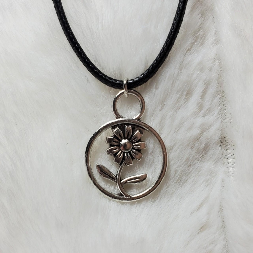 Small daisy flower charm necklace